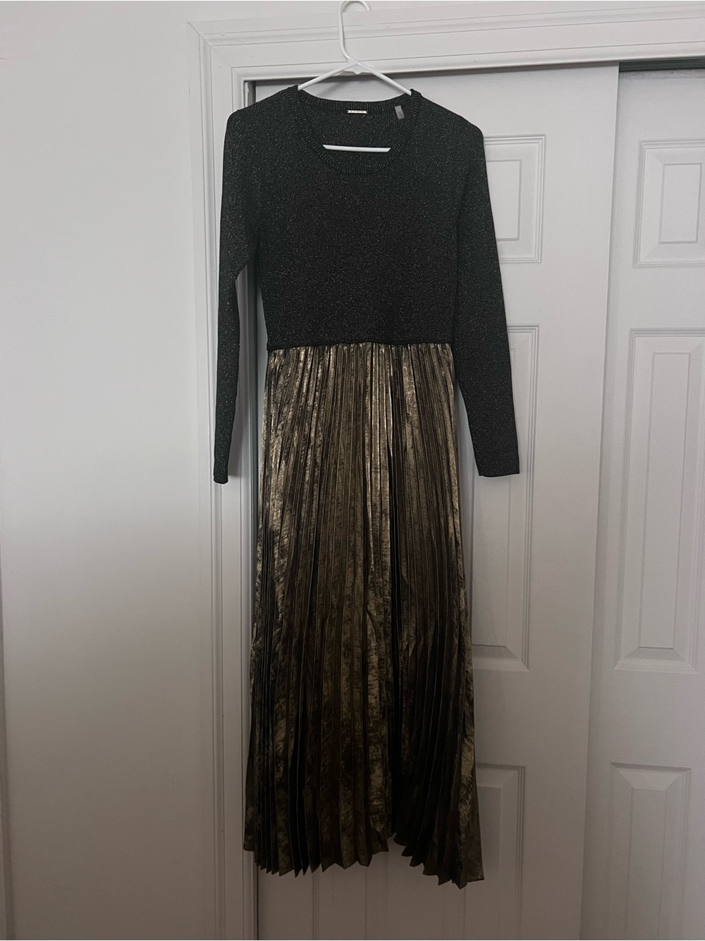 Elie Tahari Black & Gold Long Sleeve Pleated Maxi Dress